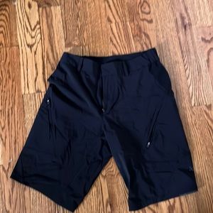 Lululemon men's shorts black -like new condition